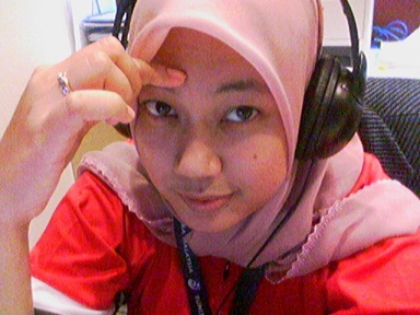 Cik Belalang dengan headphone nyer..